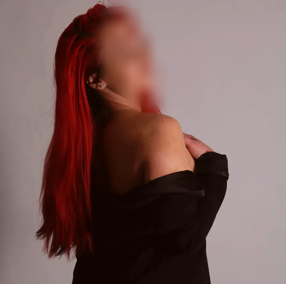 Amira, 25